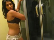 Armenian เด็กผู้หญิง In The Bathroom Strippers