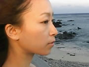 สาวญี่ปุ่นเดินริมทะเล