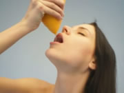 Nude สาว Drinking Grapefruit Juice