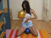 สาวน่ารัก ๆ กำลังเล่นบอลลูน