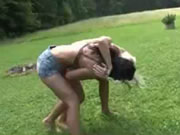 ผู้หญิงสองคนต่อสู้บนหญ้า