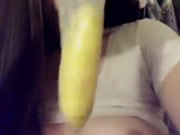 สาวเล่นกล้วย