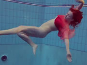 แดงในสระว่ายน้ำ