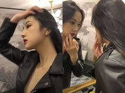 หญิงสาวสวยกำลังแต่งหน้า