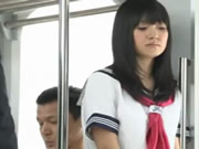 นักเรียนญี่ปุ่นหวานบนรถไฟ